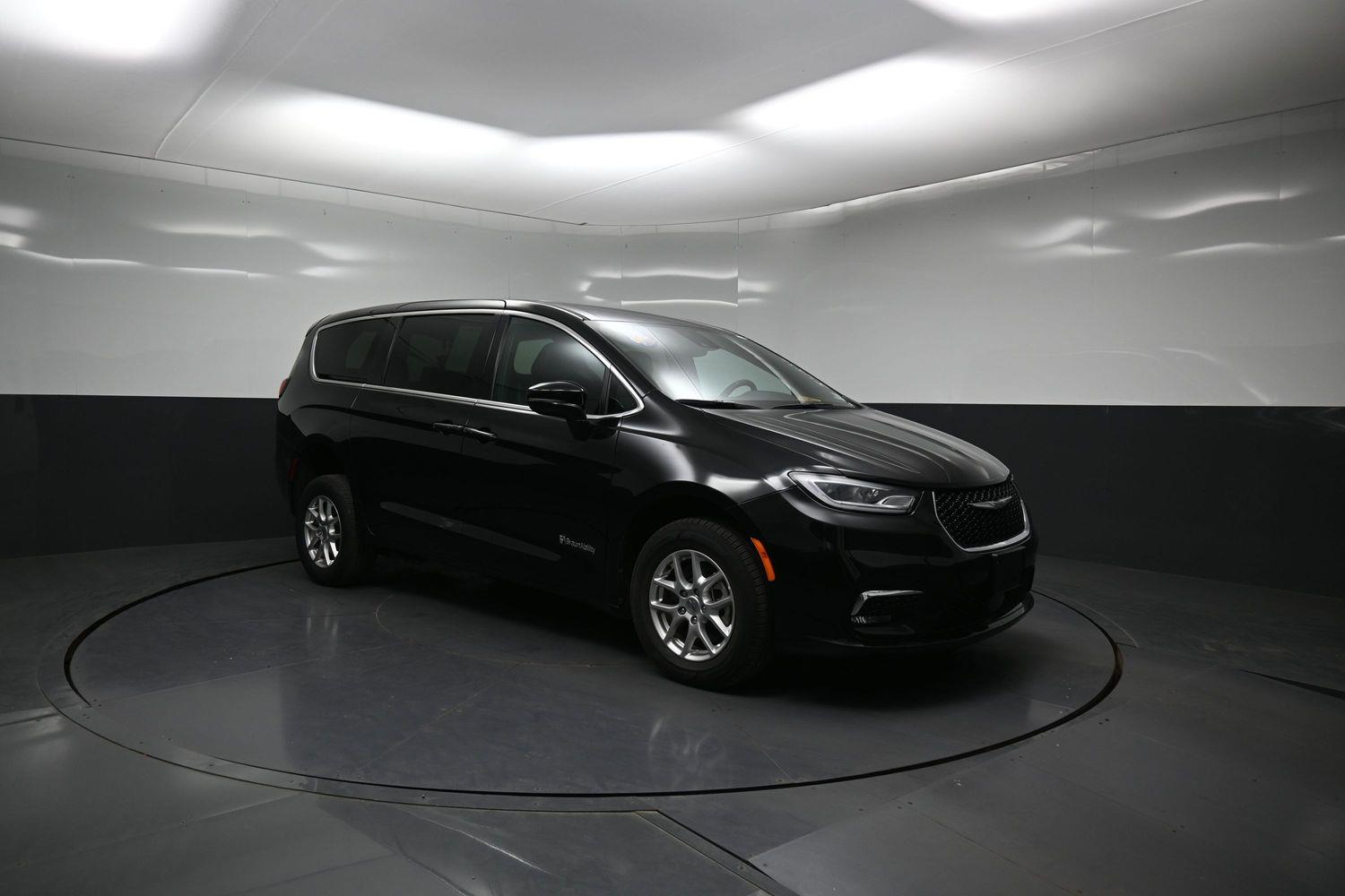 Pre-Owned 2025 Chrysler Pacifica Select - 27l