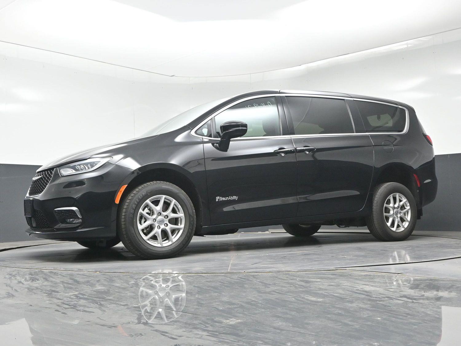 Pre-Owned 2025 Chrysler Pacifica Select - 27l
