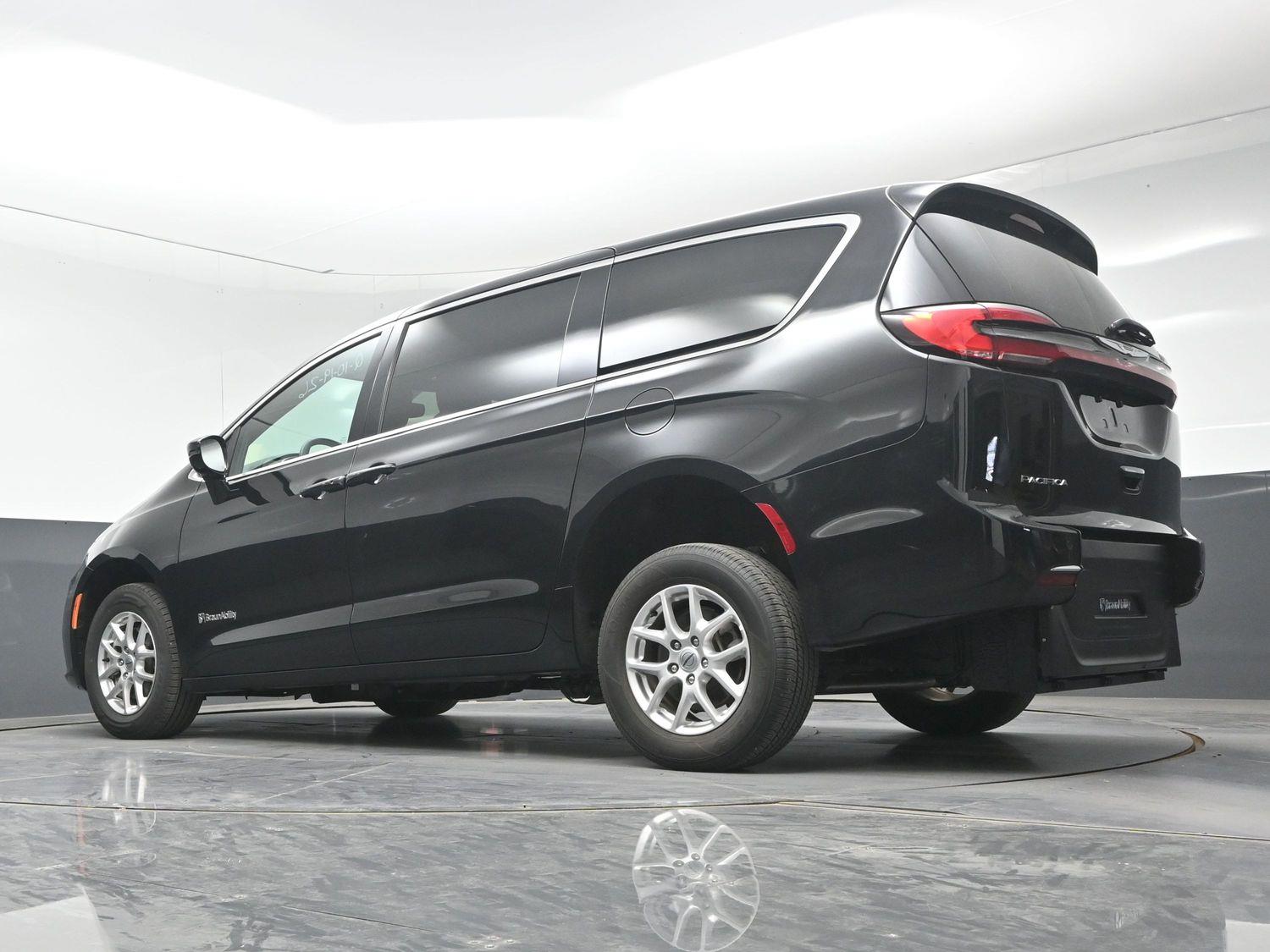 Pre-Owned 2025 Chrysler Pacifica Select - 27l
