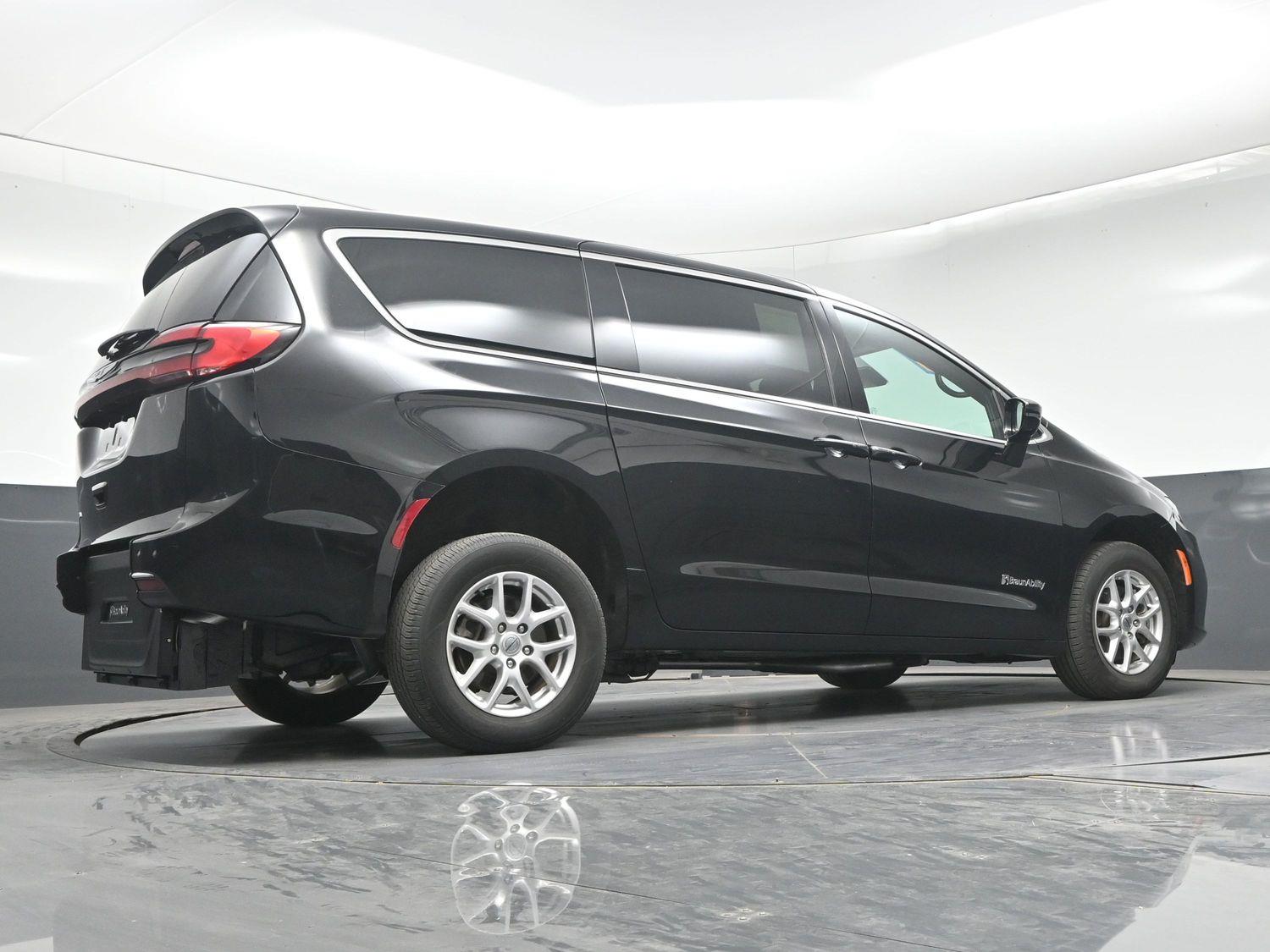 Pre-Owned 2025 Chrysler Pacifica Select - 27l