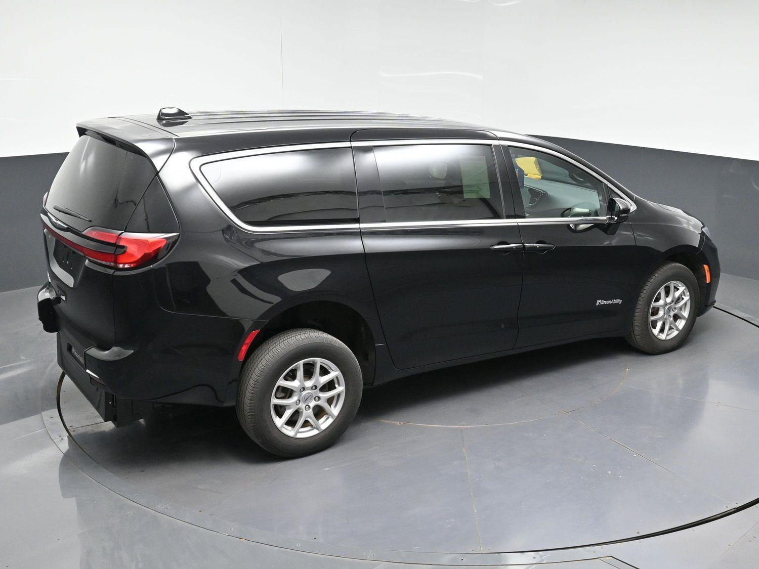 Pre-Owned 2025 Chrysler Pacifica Select - 27l