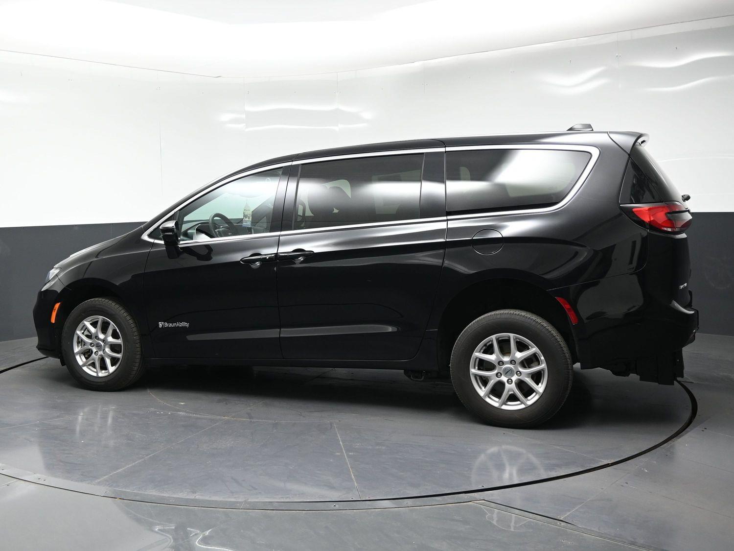 Pre-Owned 2025 Chrysler Pacifica Select - 27l