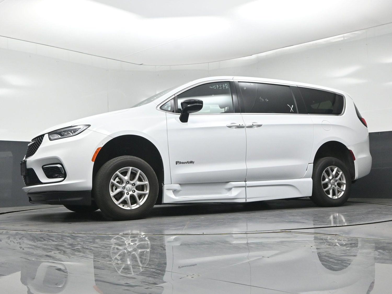 Pre-Owned 2026 Chrysler Pacifica Select