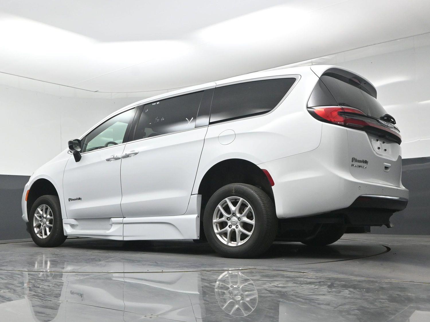 Pre-Owned 2026 Chrysler Pacifica Select