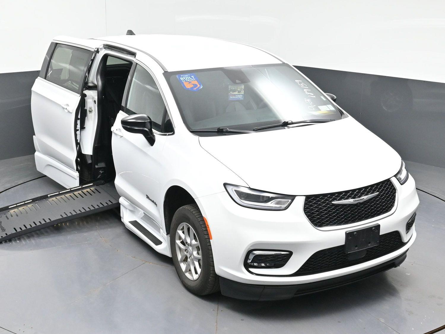 Pre-Owned 2026 Chrysler Pacifica Select