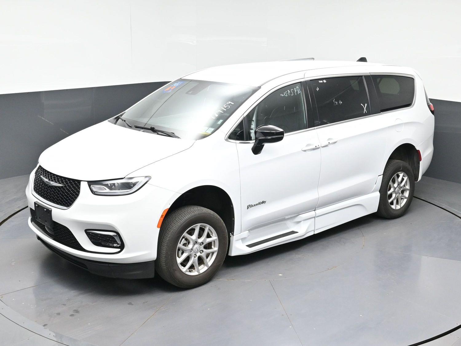 Pre-Owned 2026 Chrysler Pacifica Select