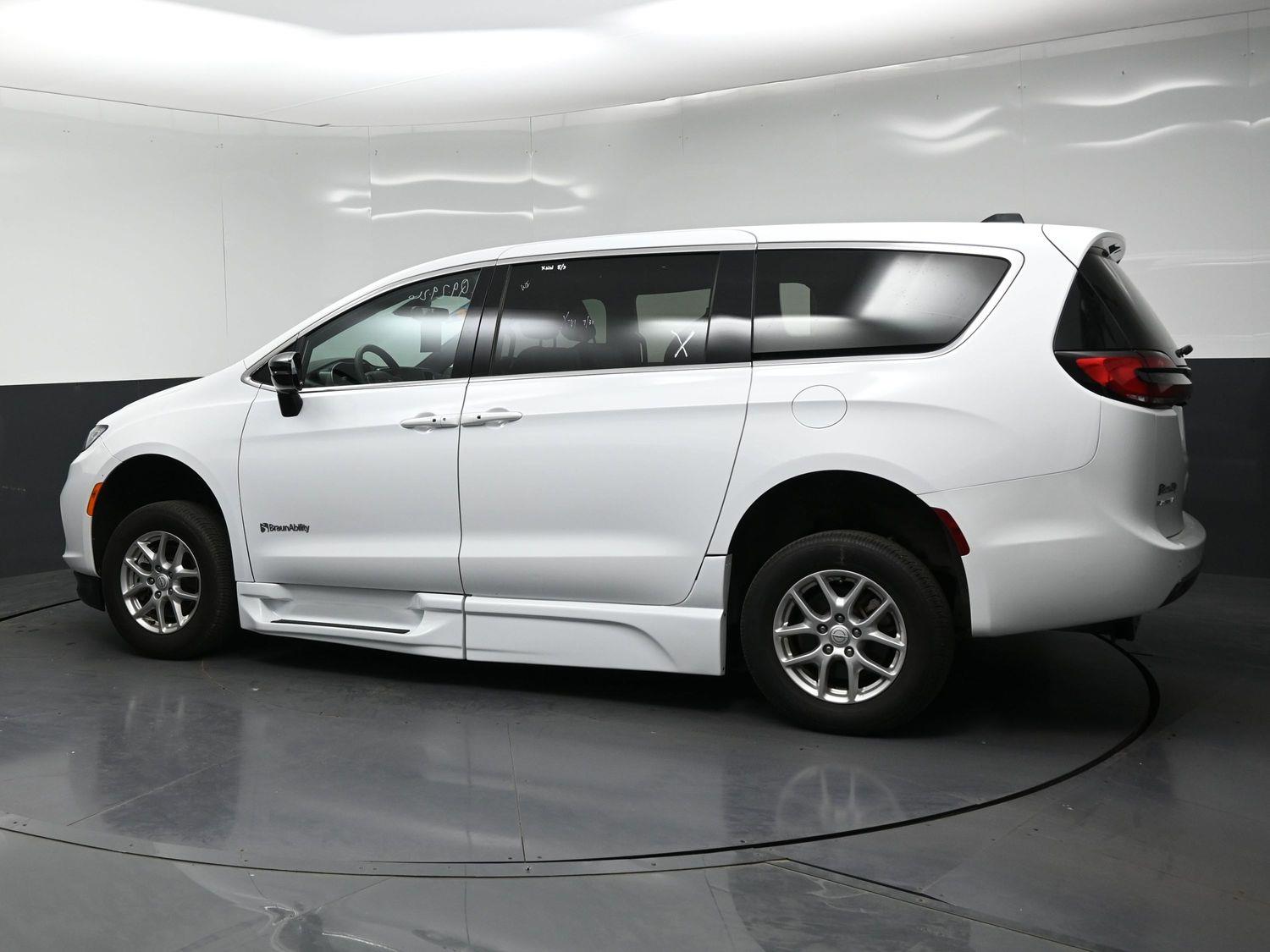 Pre-Owned 2026 Chrysler Pacifica Select