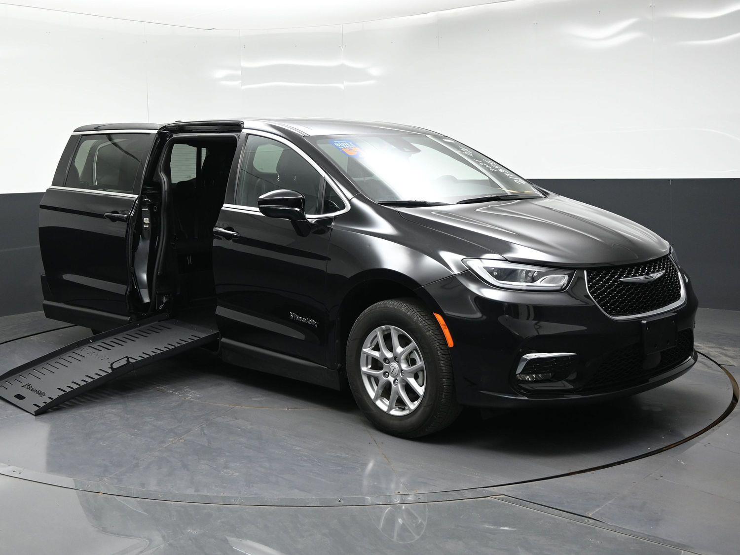 Pre-Owned 2026 Chrysler Pacifica Select - 27l