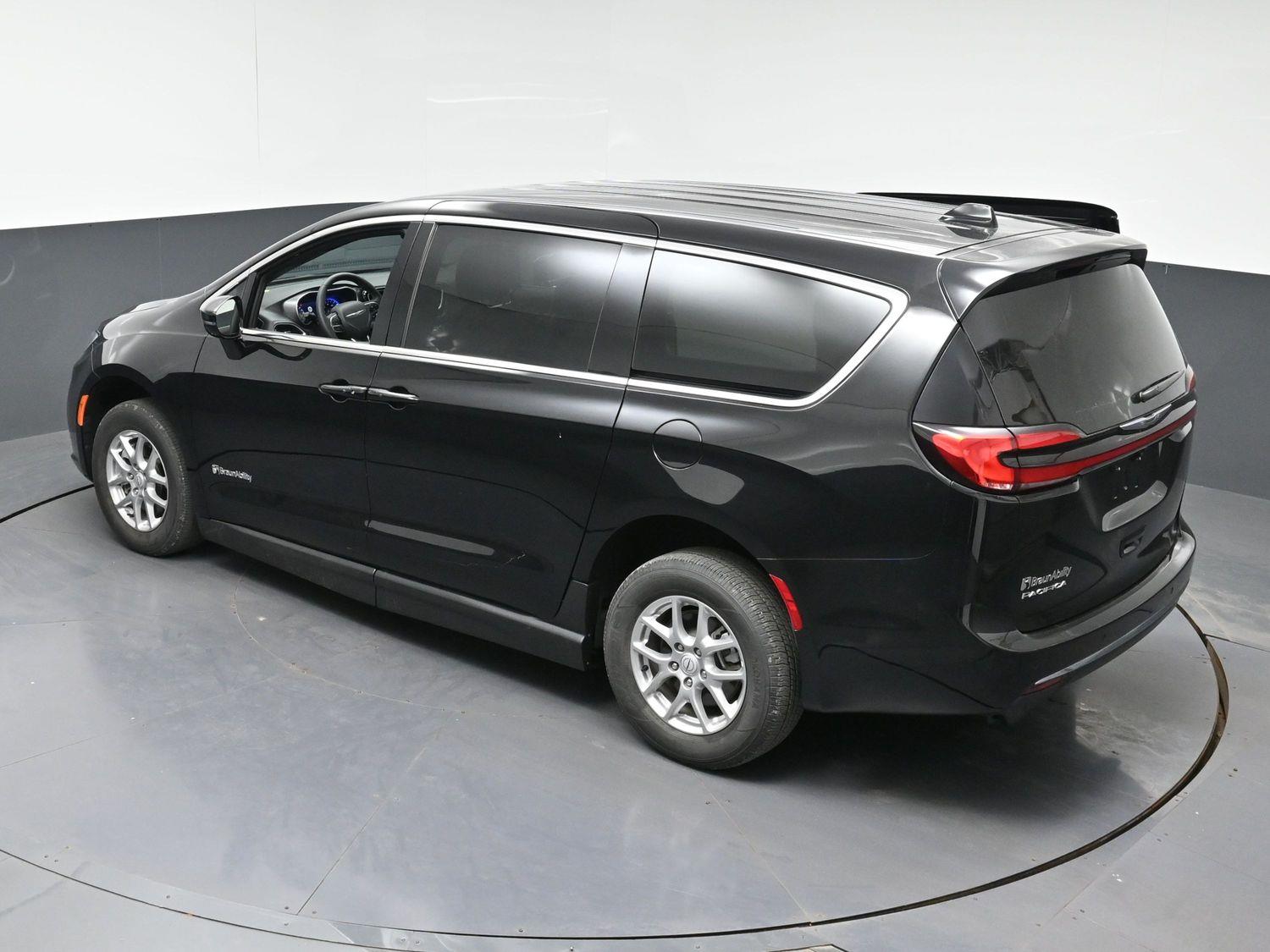 Pre-Owned 2026 Chrysler Pacifica Select - 27l