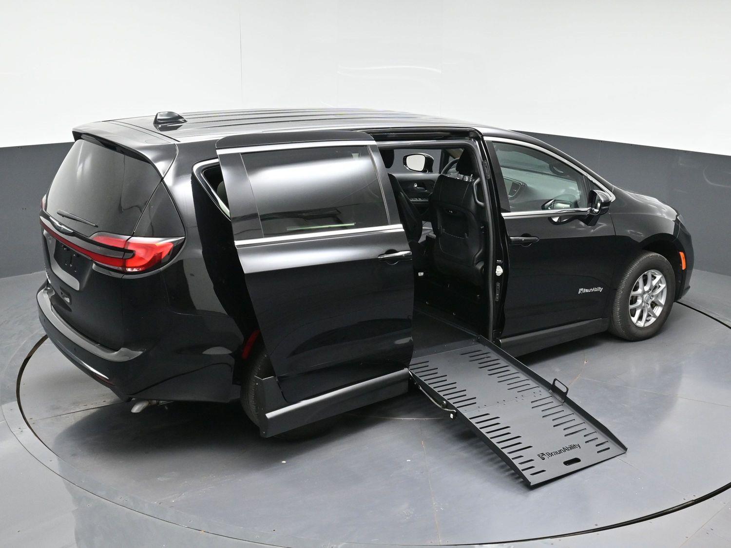 Pre-Owned 2026 Chrysler Pacifica Select - 27l
