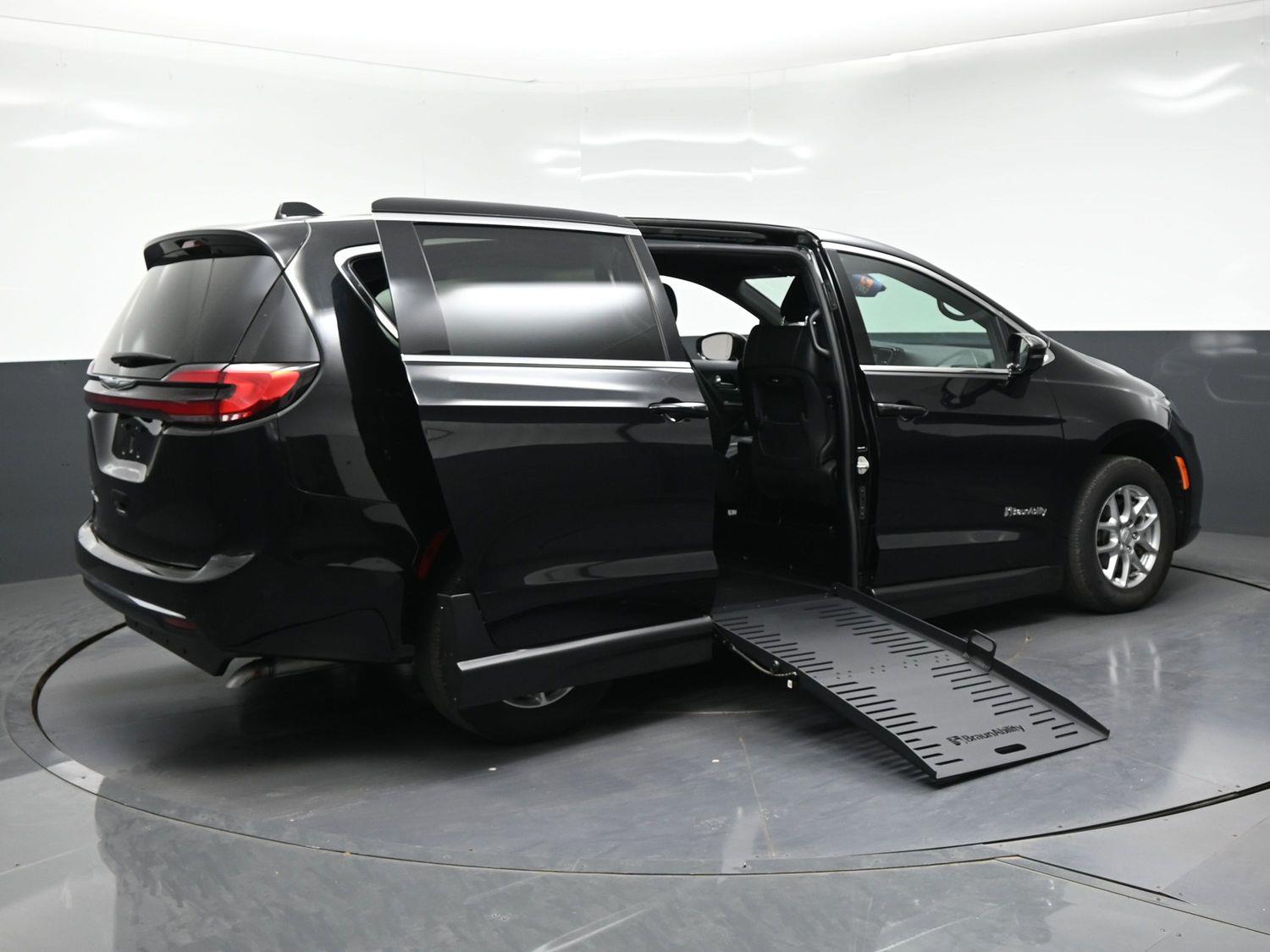 Pre-Owned 2026 Chrysler Pacifica Select - 27l