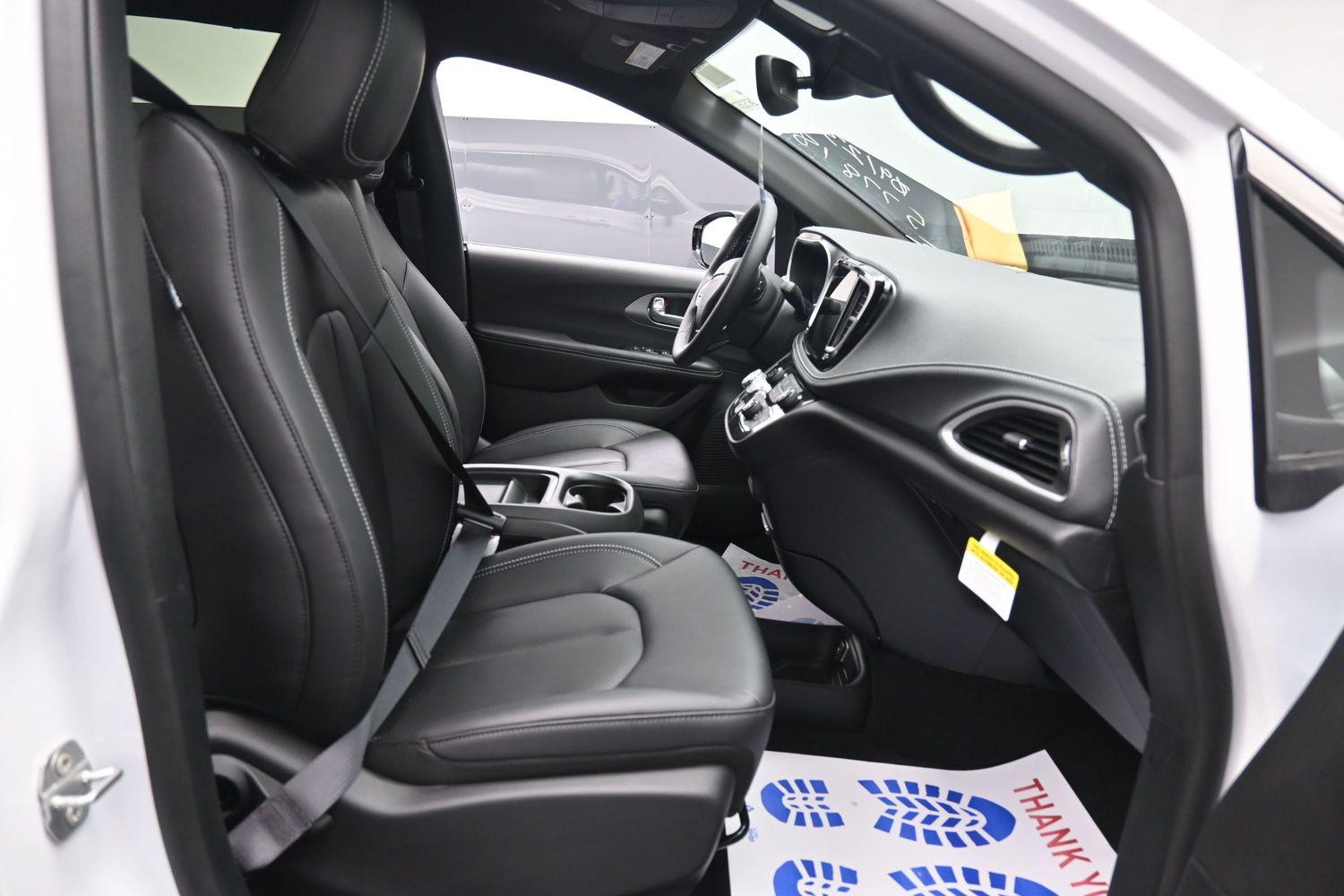 New 2027 Chrysler Pacifica Select
