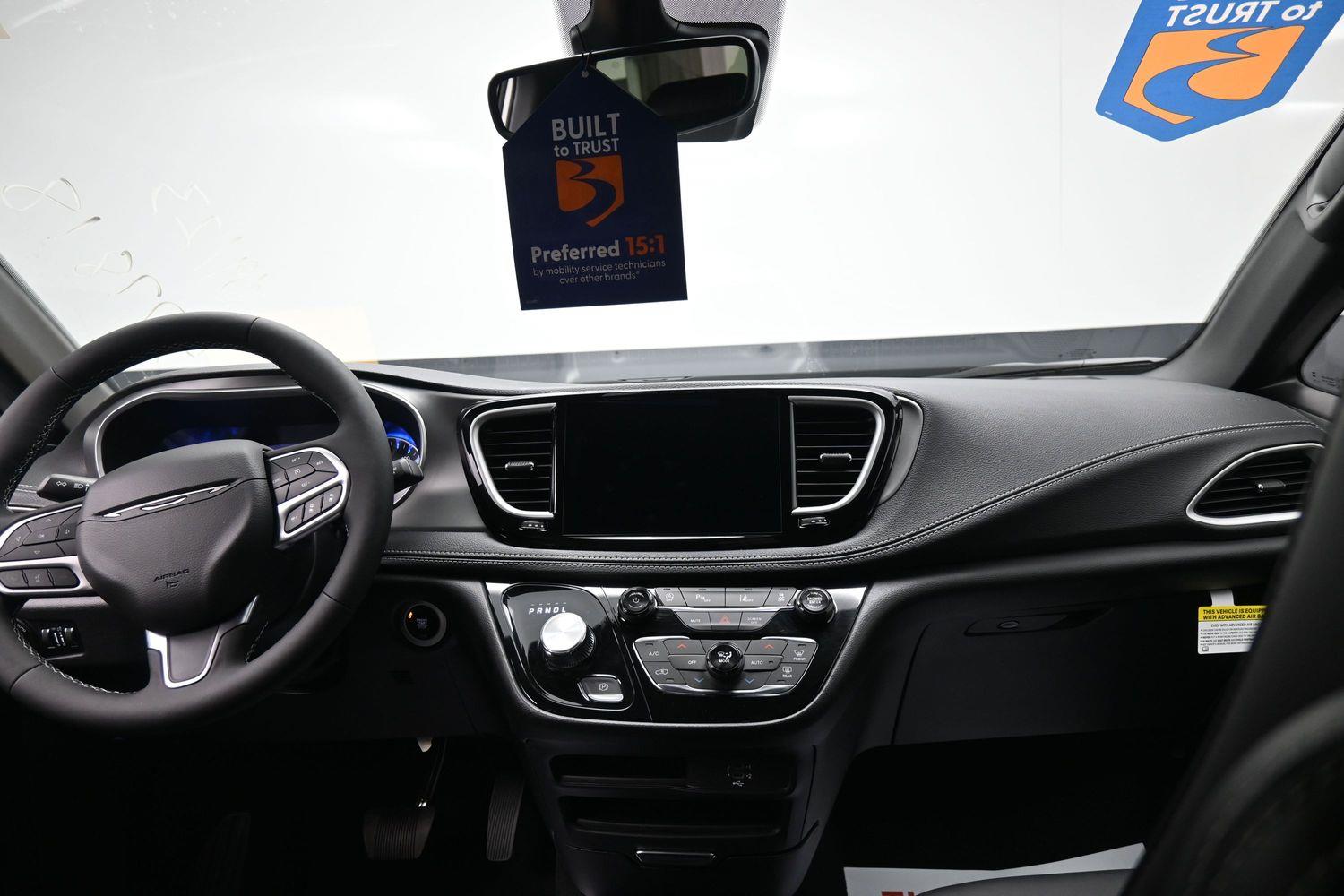 New 2027 Chrysler Pacifica Select