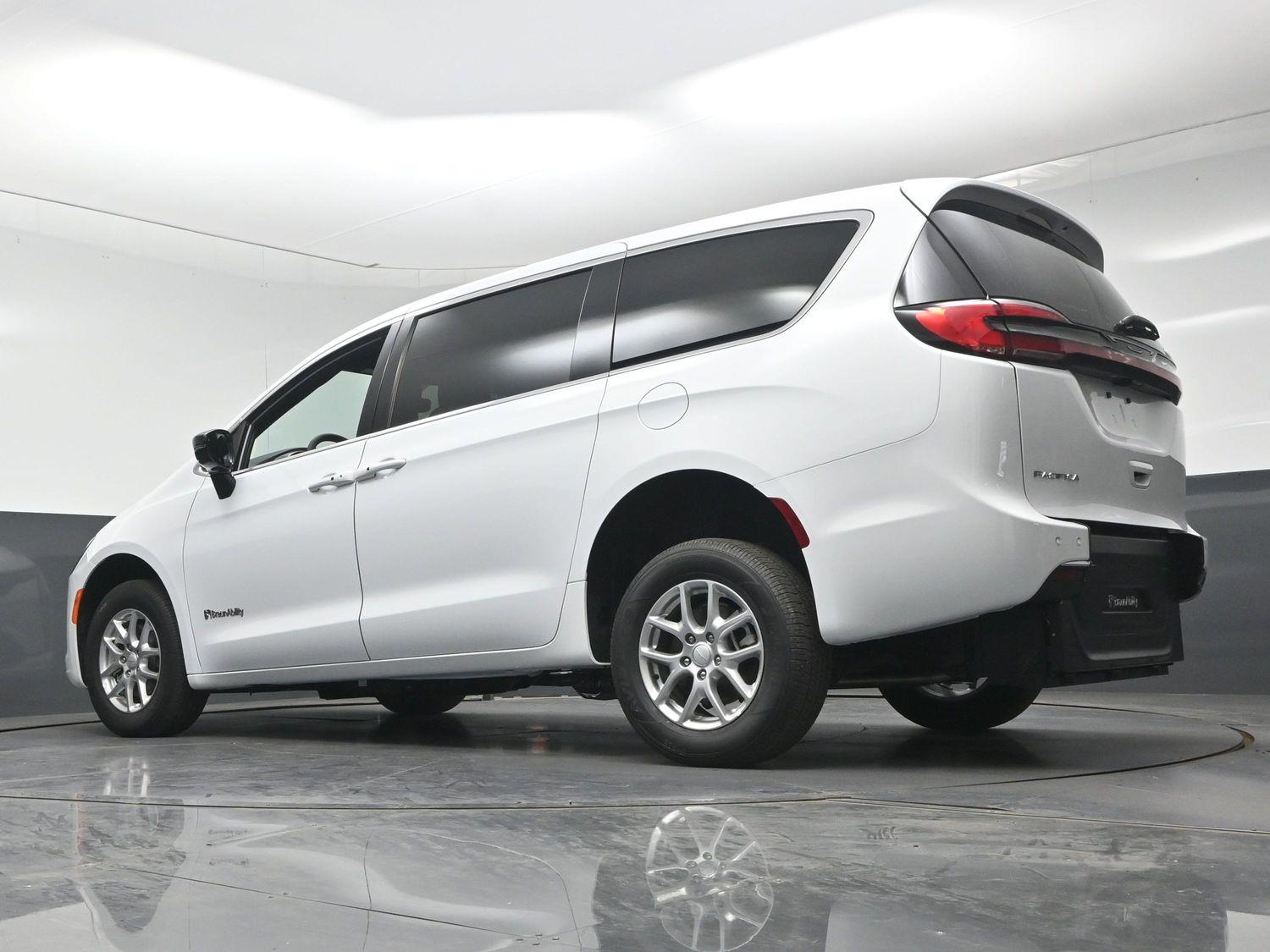 New 2027 Chrysler Pacifica Select