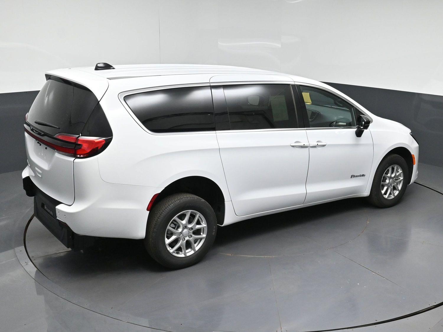 New 2027 Chrysler Pacifica Select