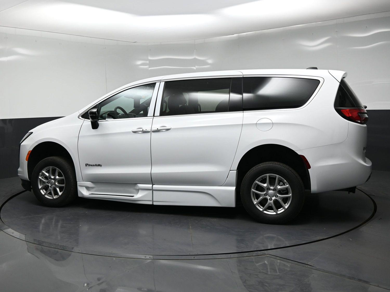 New 2027 Chrysler Pacifica Select
