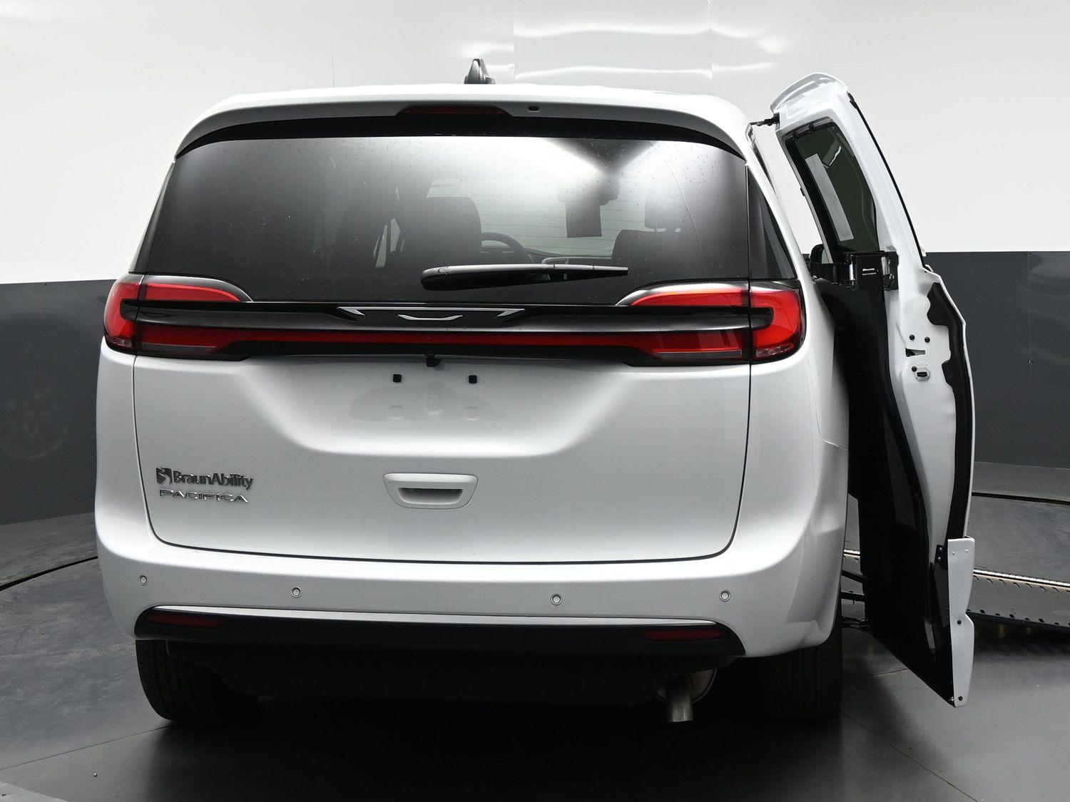 New 2027 Chrysler Pacifica Select