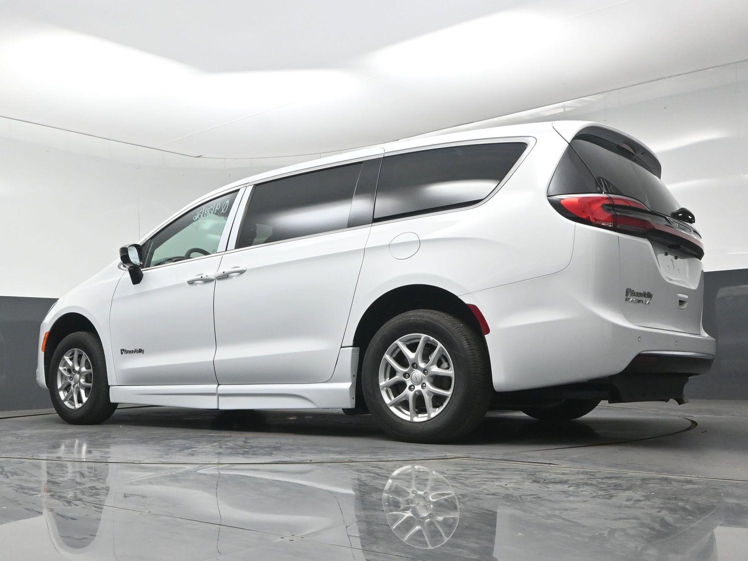 New 2027 Chrysler Pacifica Select