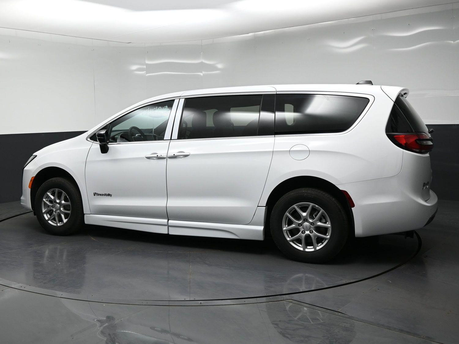 New 2027 Chrysler Pacifica Select