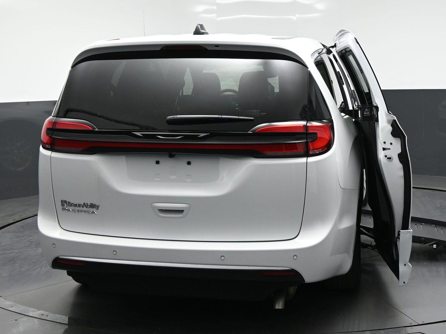 New 2027 Chrysler Pacifica Select