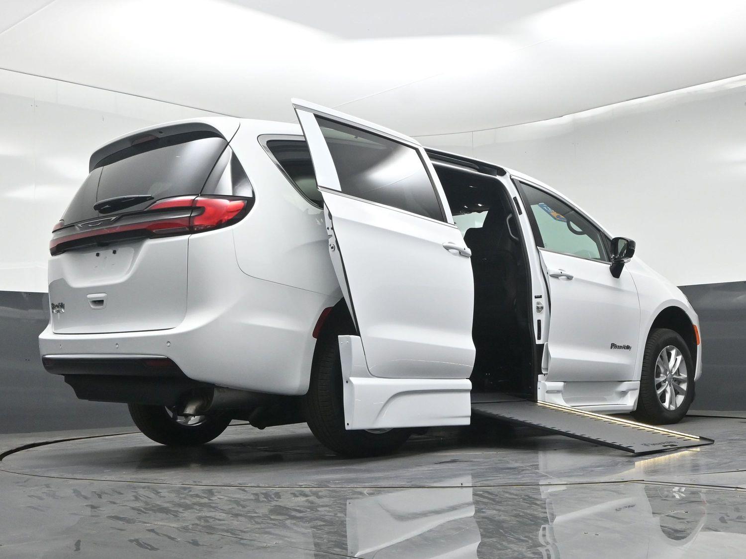 New 2027 Chrysler Pacifica Select