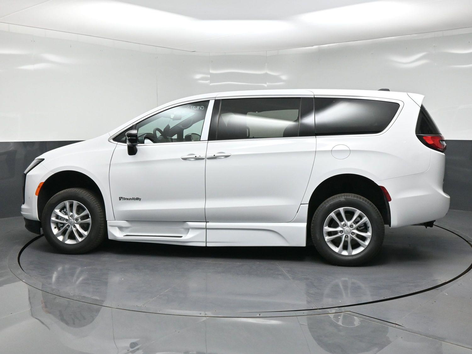 New 2027 Chrysler Pacifica Select