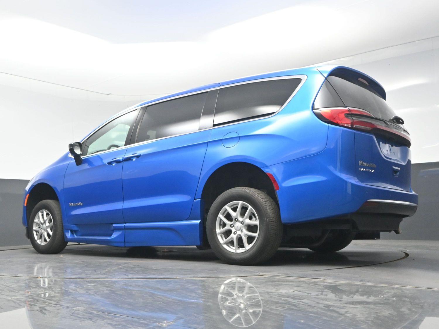 New 2027 Chrysler Pacifica Select