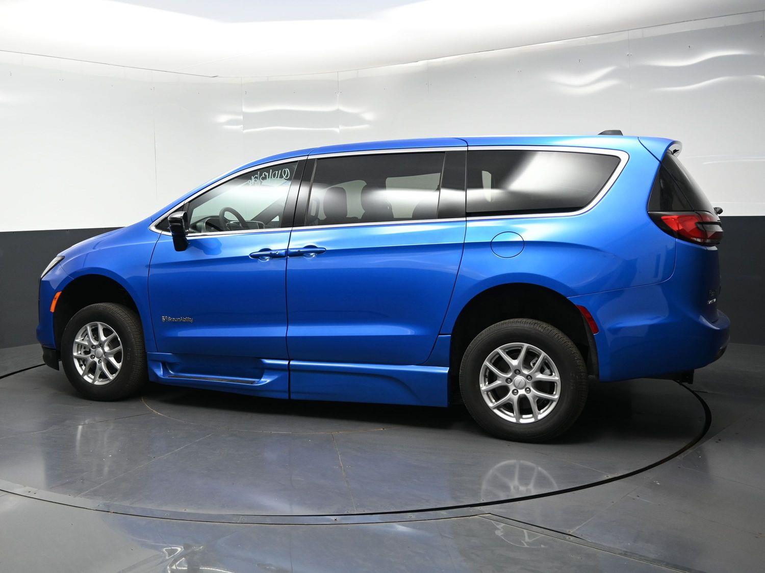New 2027 Chrysler Pacifica Select