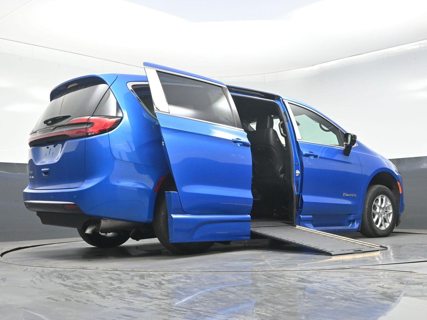 New 2027 Chrysler Pacifica Select