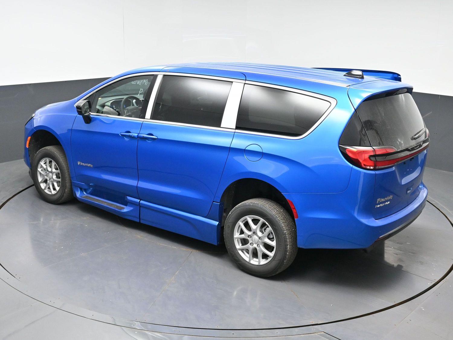 New 2027 Chrysler Pacifica Select
