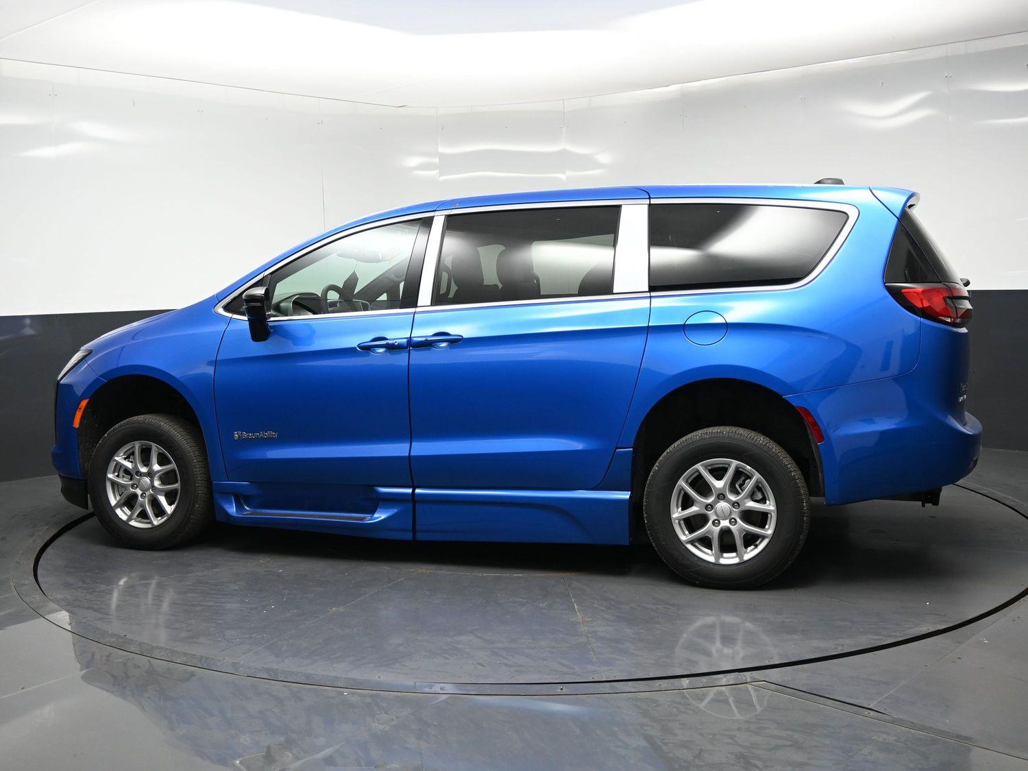 New 2027 Chrysler Pacifica Select