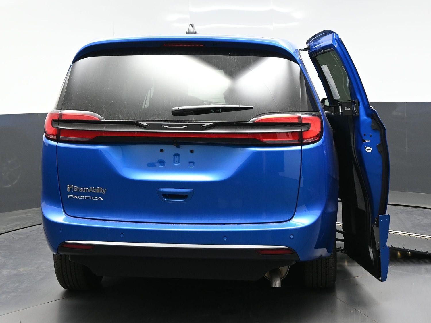 New 2027 Chrysler Pacifica Select