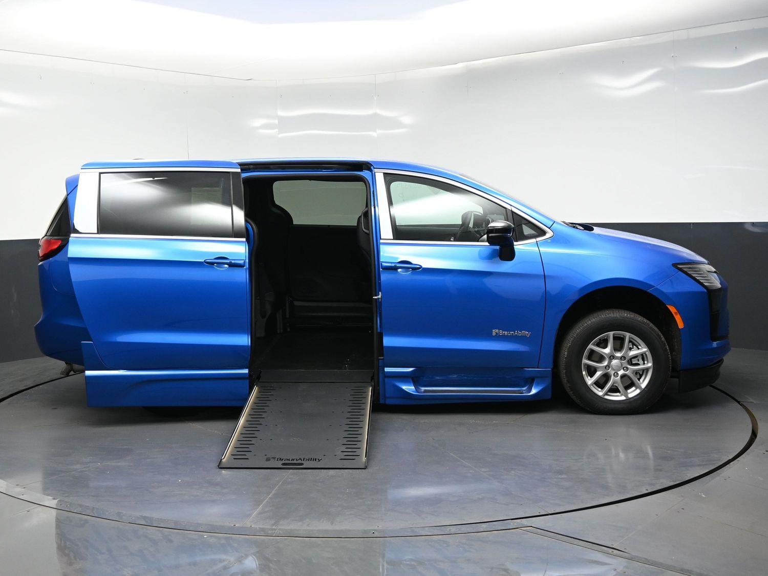 New 2027 Chrysler Pacifica Select