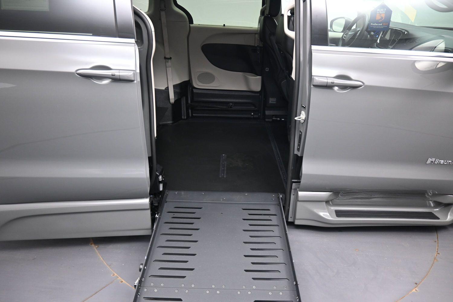 Pre-Owned 2023 Chrysler Pacifica Touring L