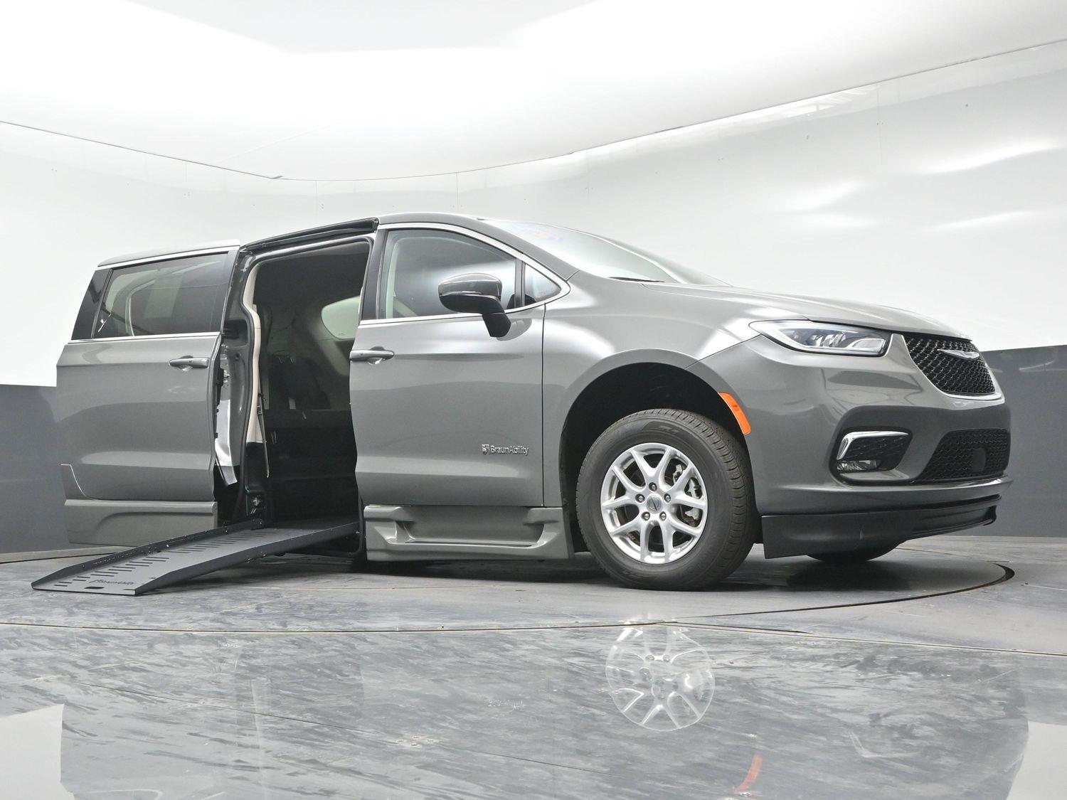 Pre-Owned 2023 Chrysler Pacifica Touring L