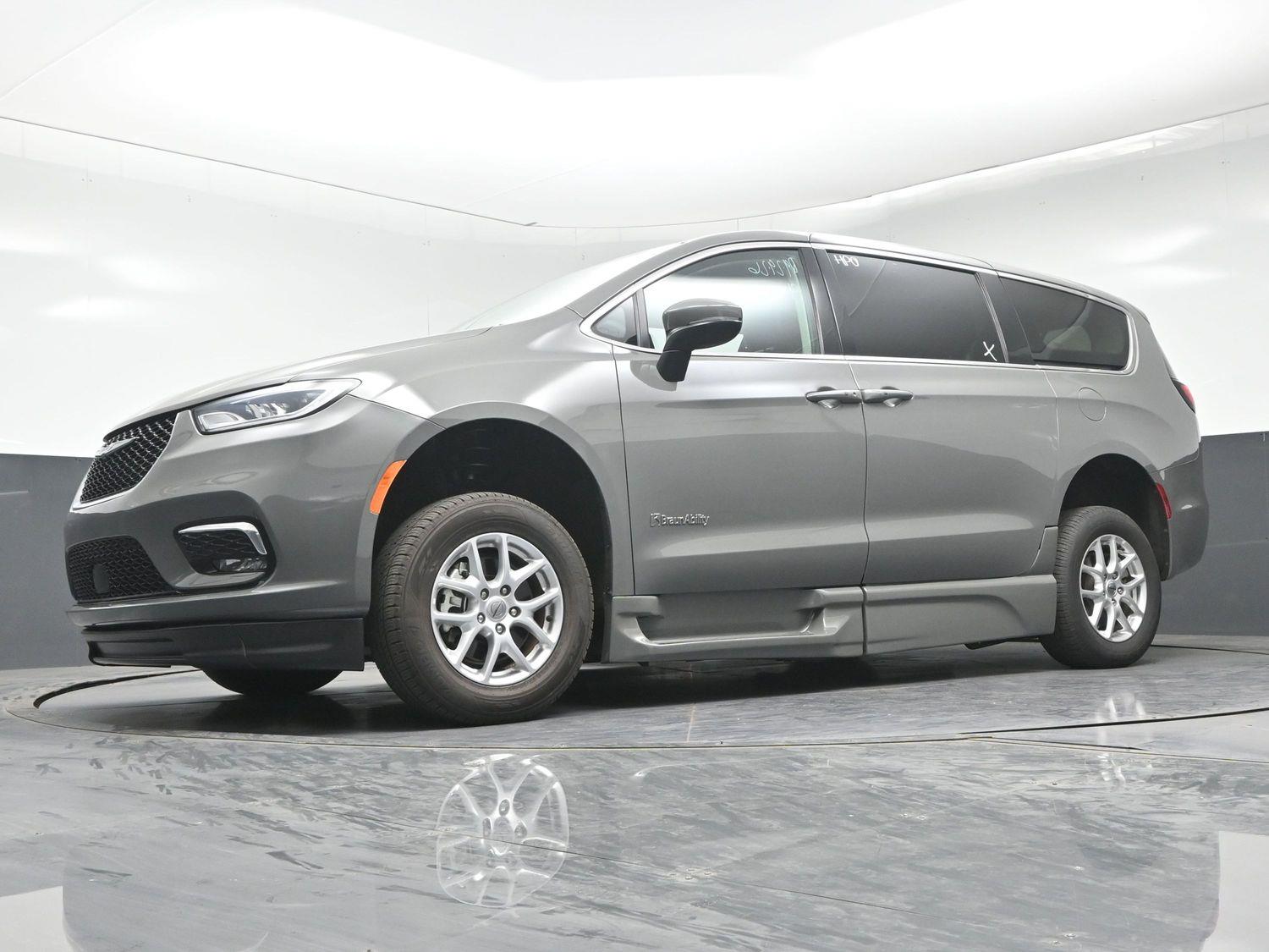 Pre-Owned 2023 Chrysler Pacifica Touring L