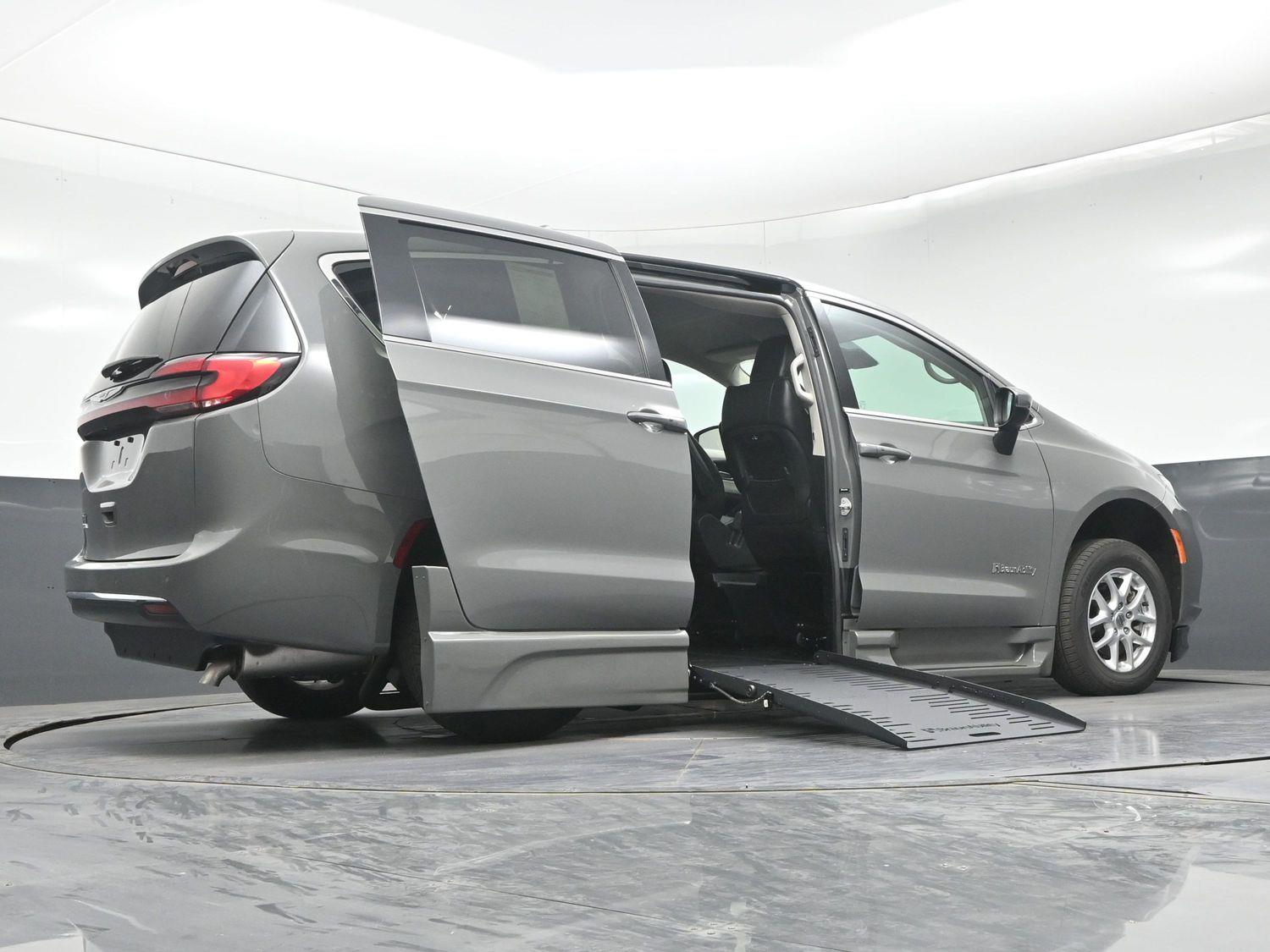 Pre-Owned 2023 Chrysler Pacifica Touring L