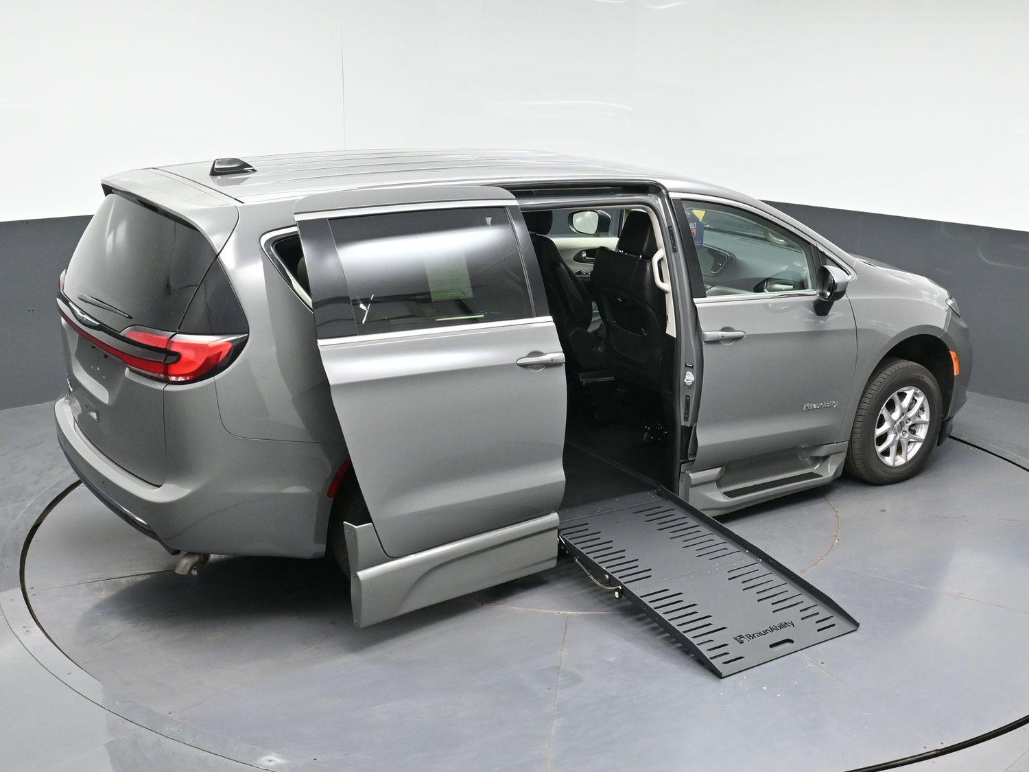 Pre-Owned 2023 Chrysler Pacifica Touring L