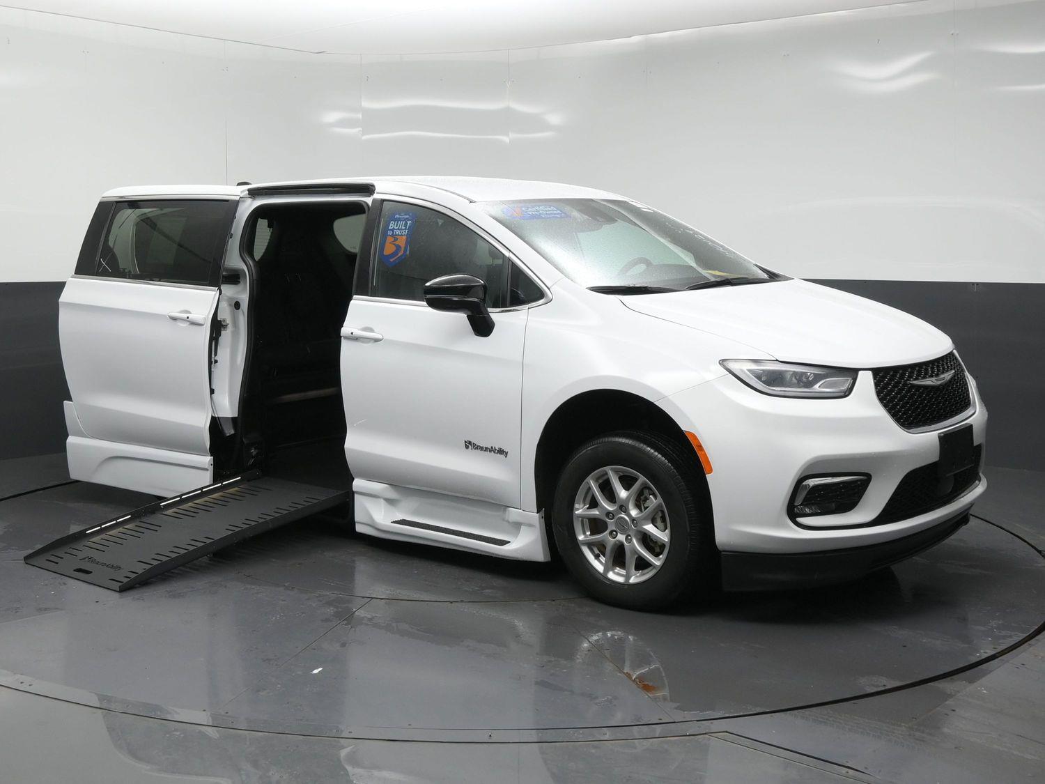 Certified Pre-Owned 2025 Chrysler Pacifica Select