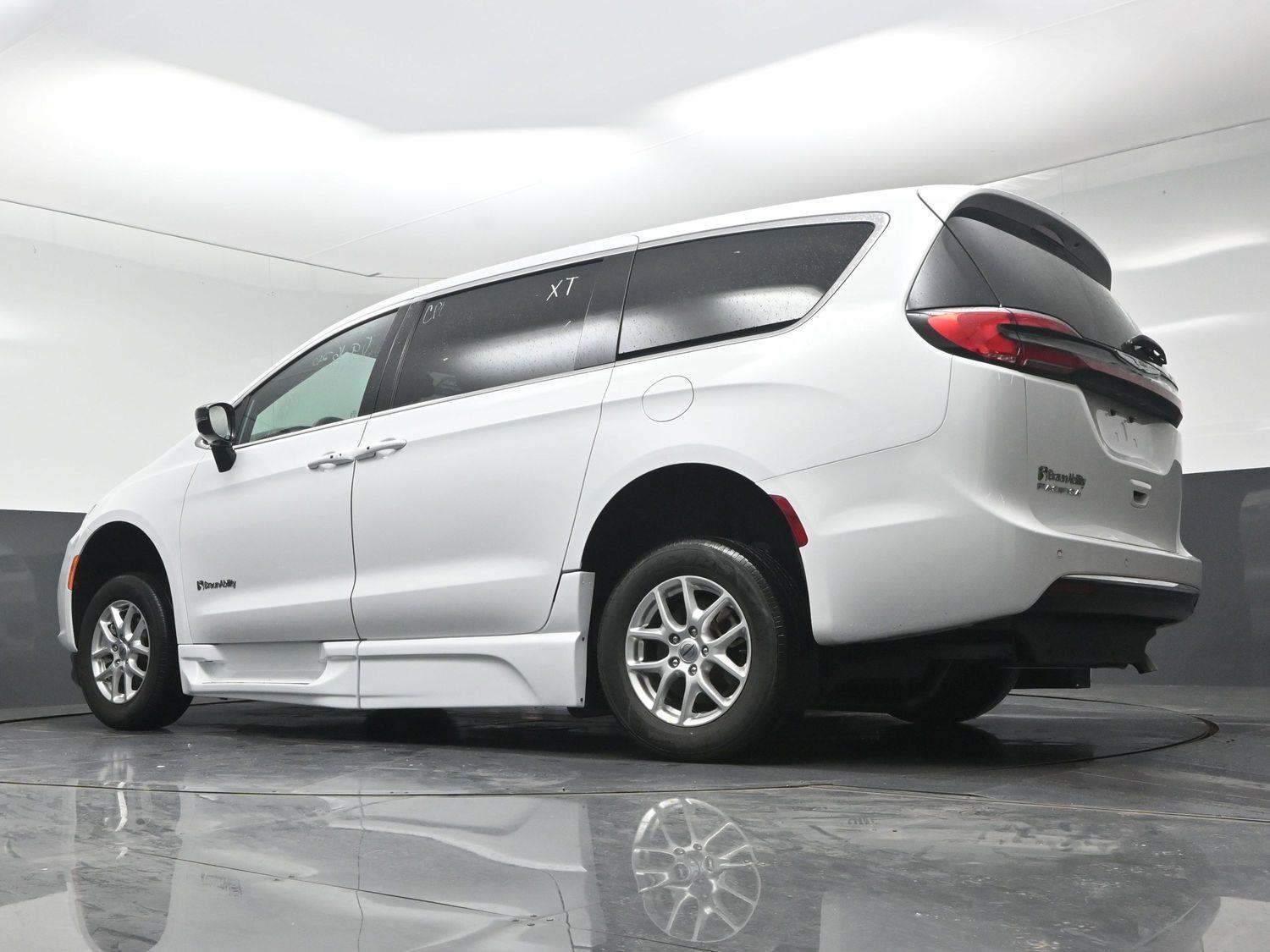 Certified Pre-Owned 2025 Chrysler Pacifica Select