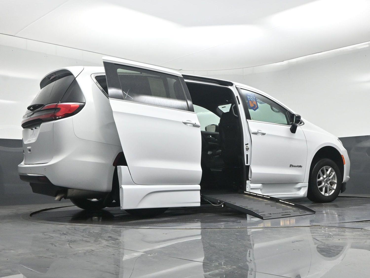 Certified Pre-Owned 2025 Chrysler Pacifica Select