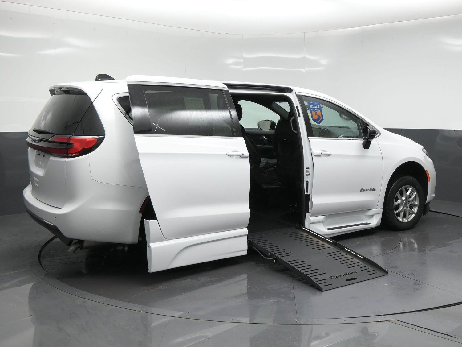 Certified Pre-Owned 2025 Chrysler Pacifica Select