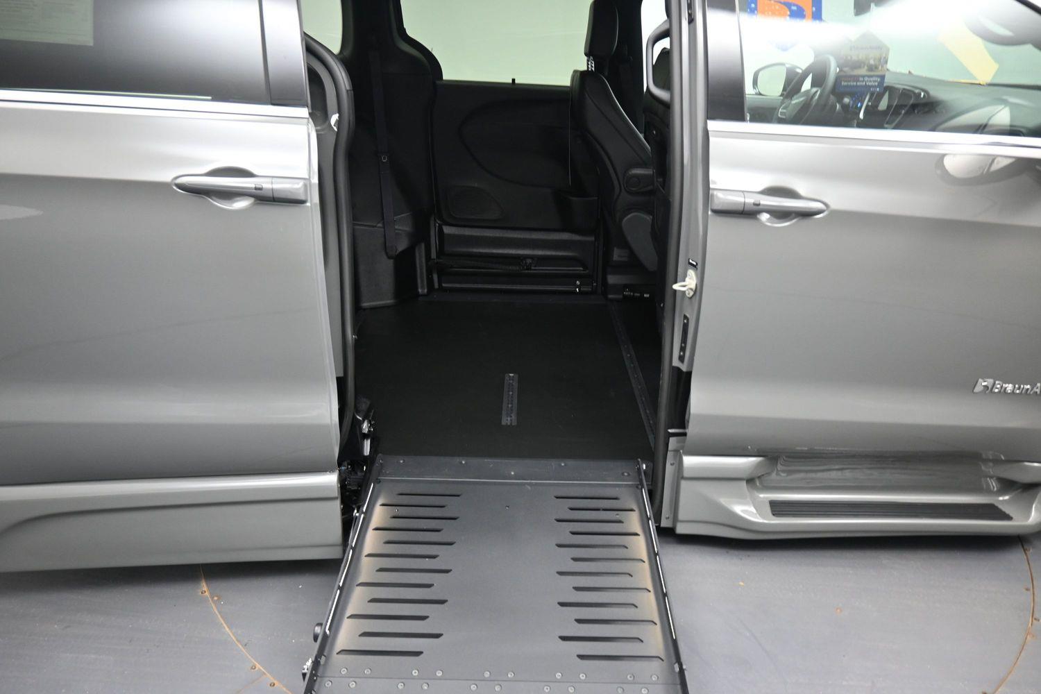 Certified Pre-Owned 2025 Chrysler Pacifica Select