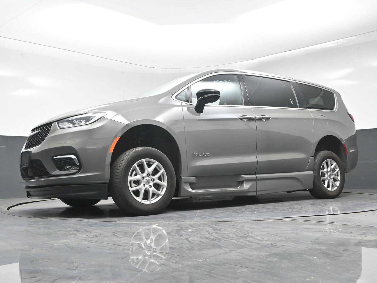 Certified Pre-Owned 2025 Chrysler Pacifica Select
