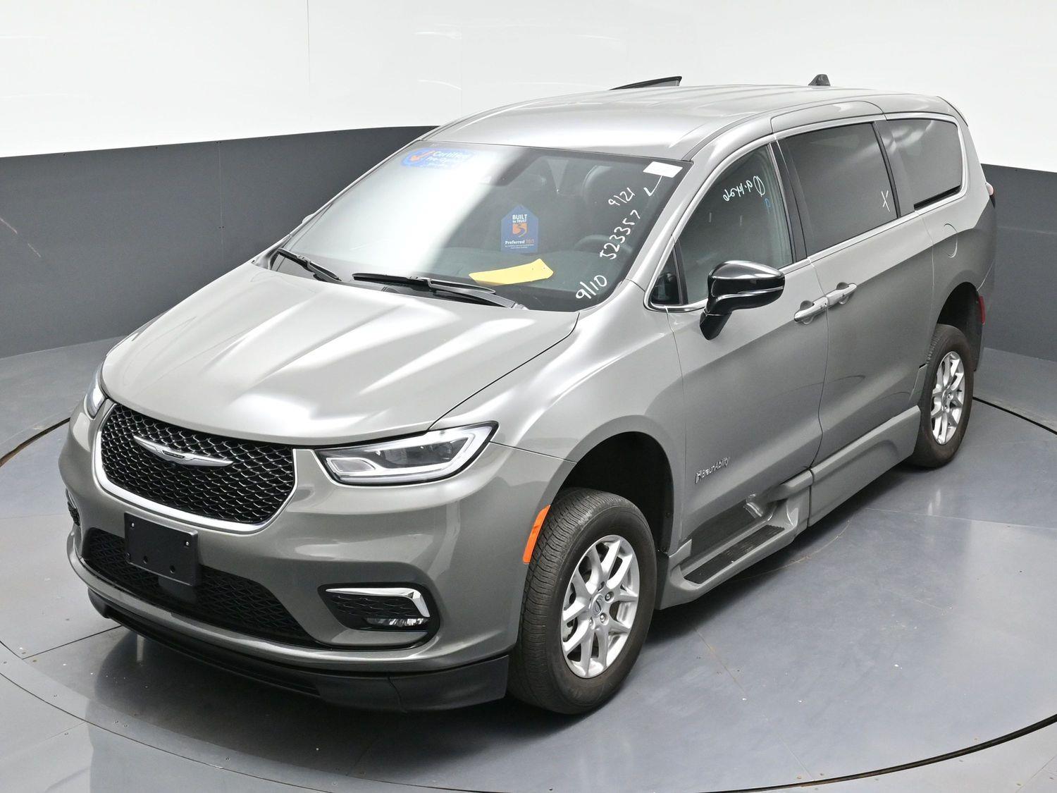Certified Pre-Owned 2025 Chrysler Pacifica Select