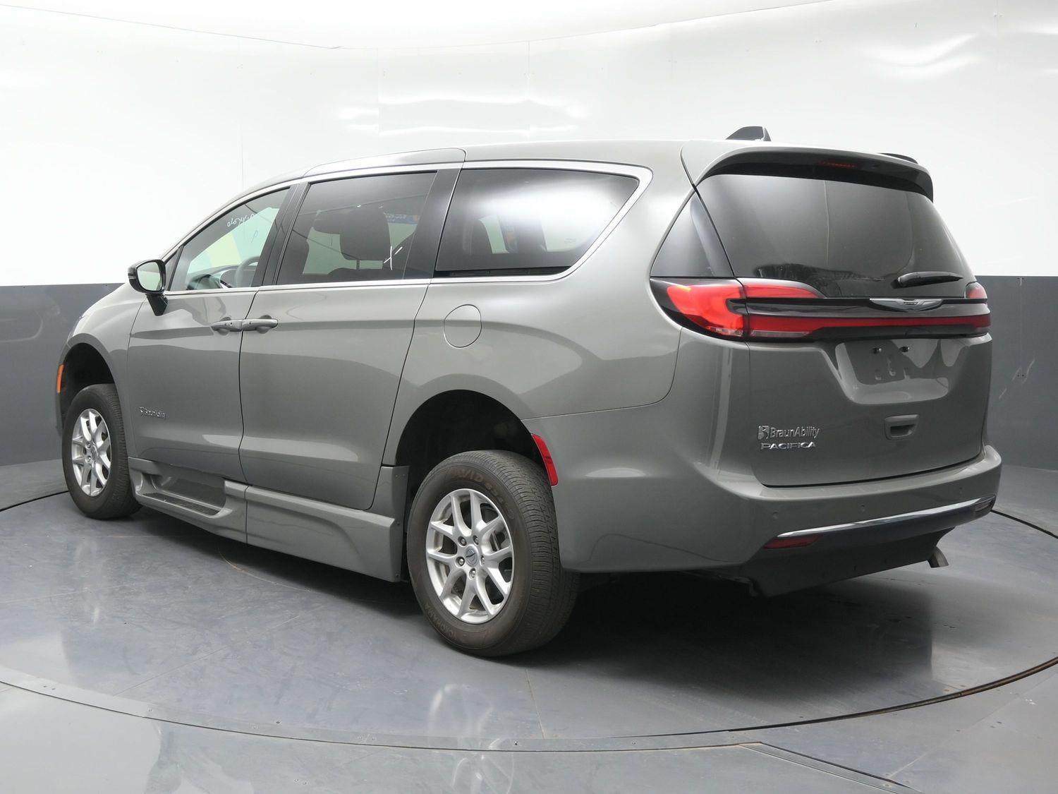 Certified Pre-Owned 2025 Chrysler Pacifica Select