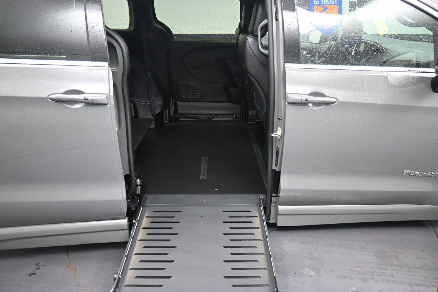 Certified Pre-Owned 2025 Chrysler Pacifica Select