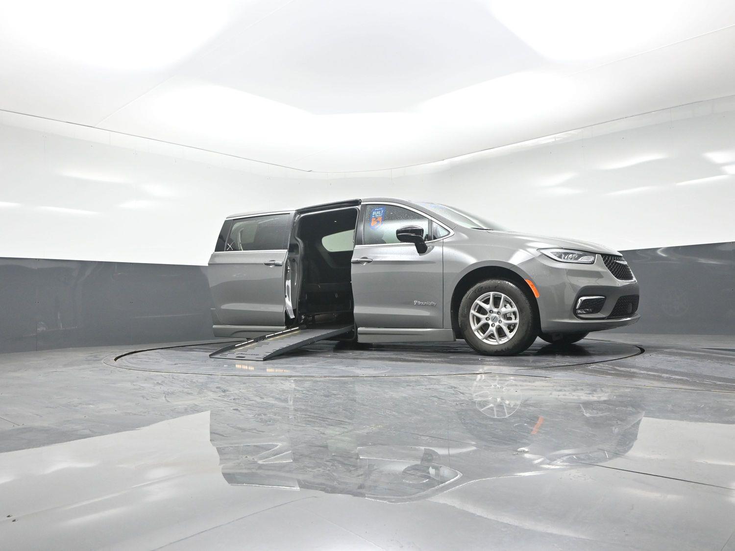 Certified Pre-Owned 2025 Chrysler Pacifica Select