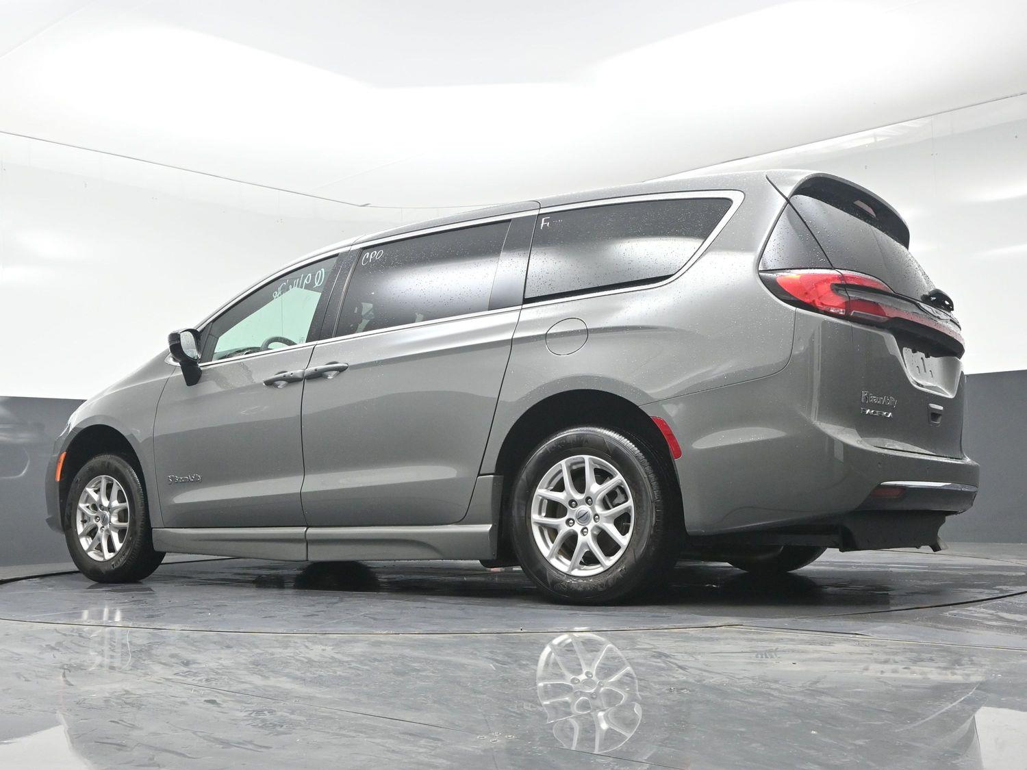 Certified Pre-Owned 2025 Chrysler Pacifica Select