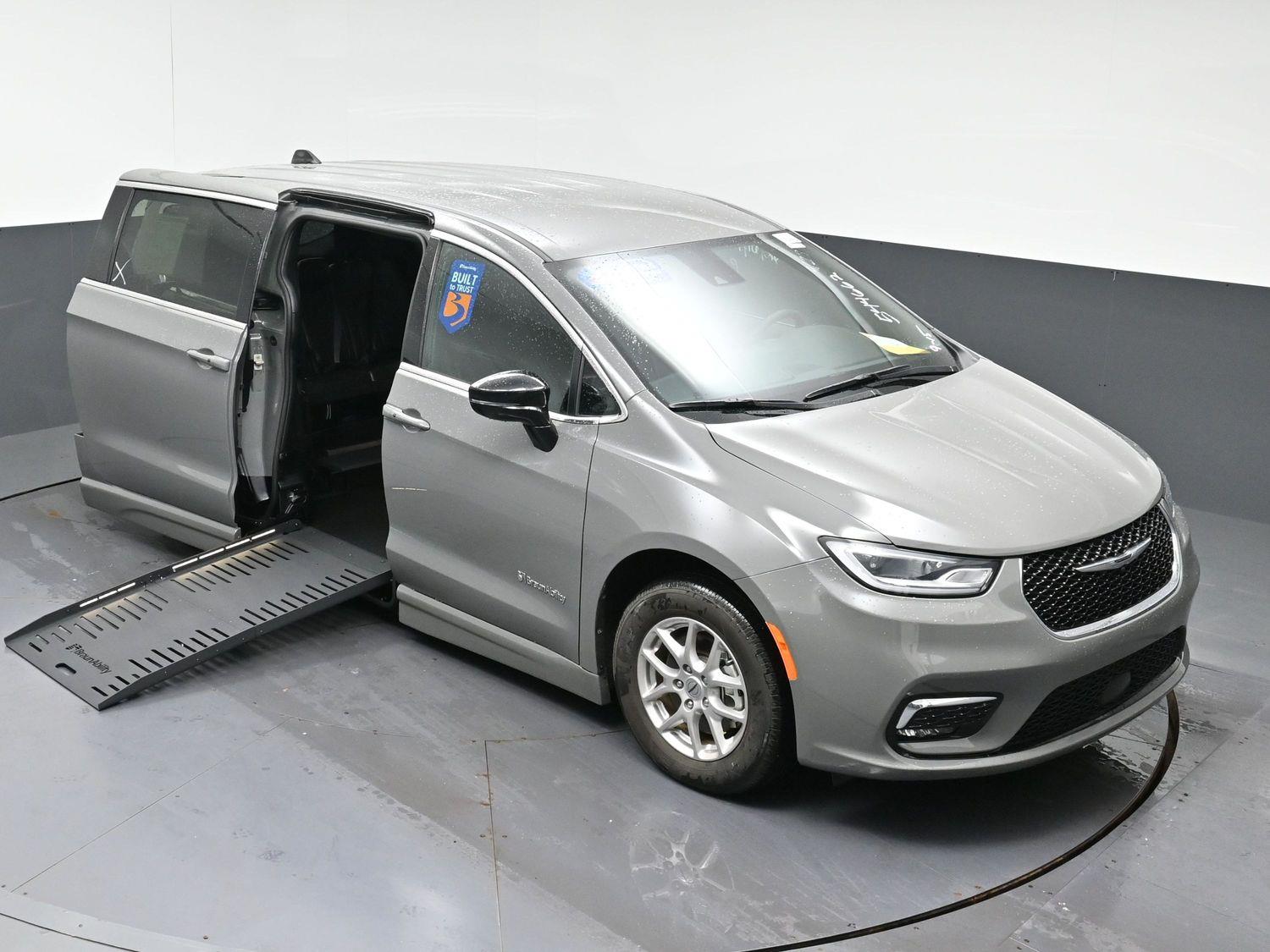 Certified Pre-Owned 2025 Chrysler Pacifica Select